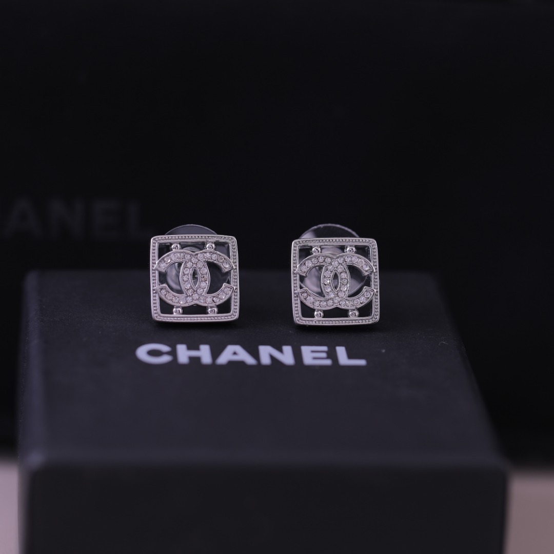 Chanel Cc Earrings Ear Stud 20390