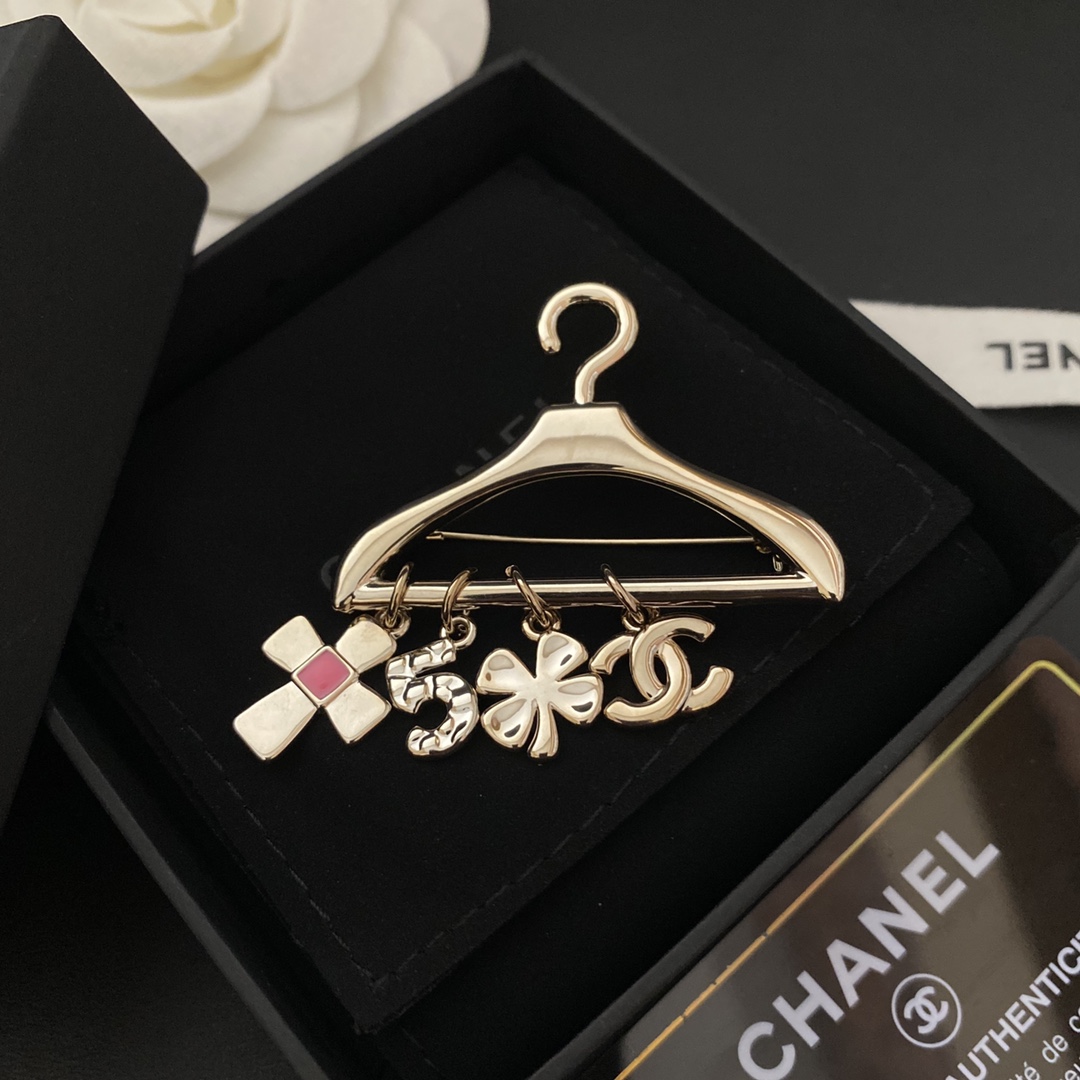 Chanel Hanger Brooch Cc 293