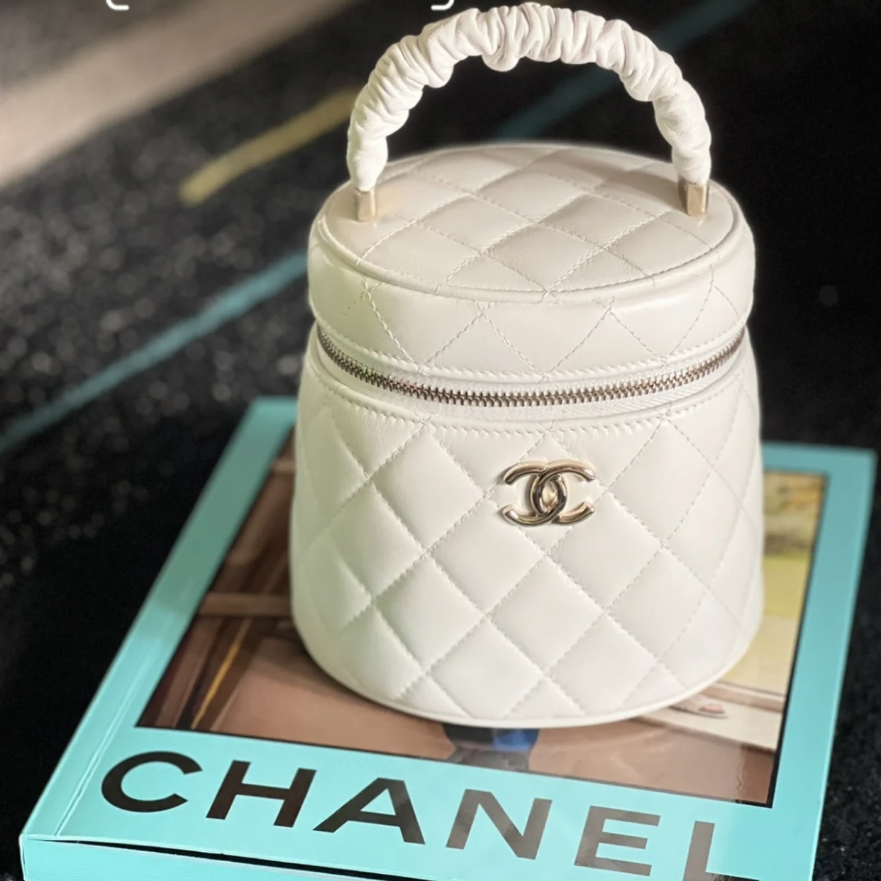 Chanel Small Vanity Case 16cm White For Women AS3210 – Fapert