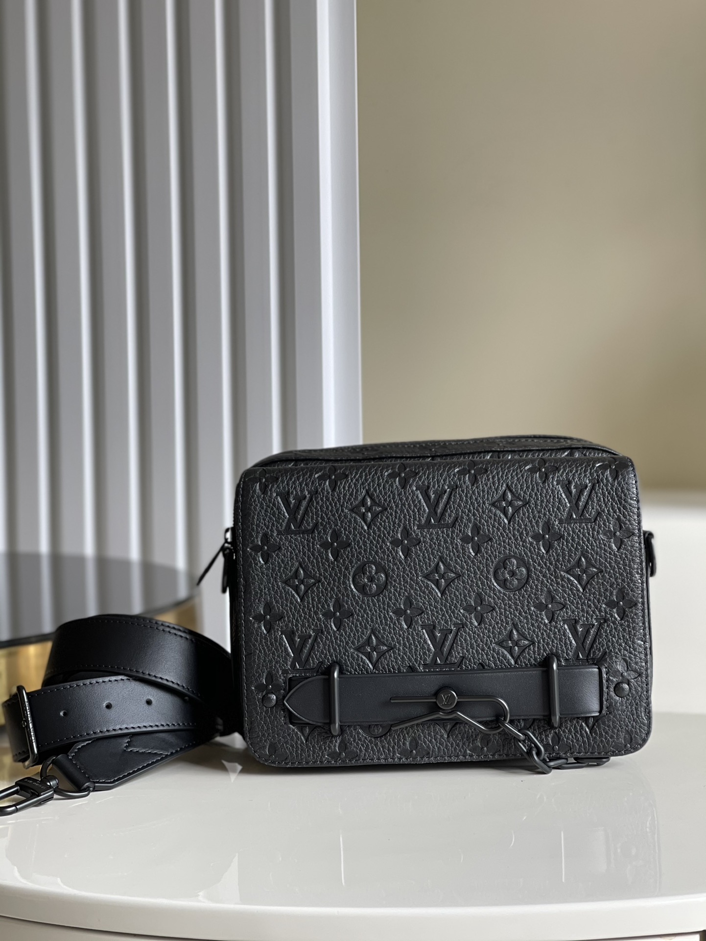 Louis Vuitton Monogram 24cm Black – Fapert