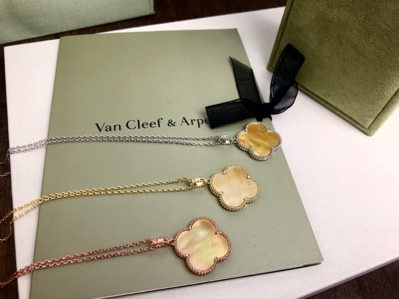 Van Cleef & Arpels Vca Gold Vintage Alhambra Pendant Necklace 10448